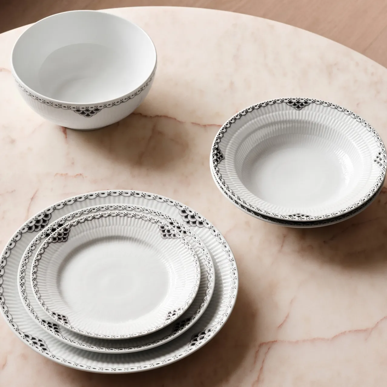 Black Lace Deep Plate, 21 cm